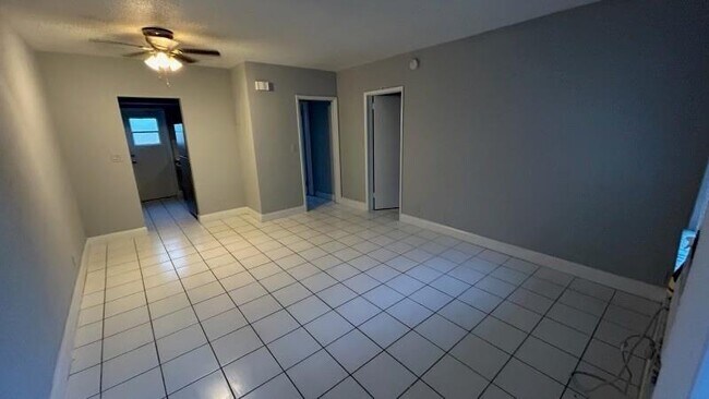 Building Photo - 2625 Middle River Dr