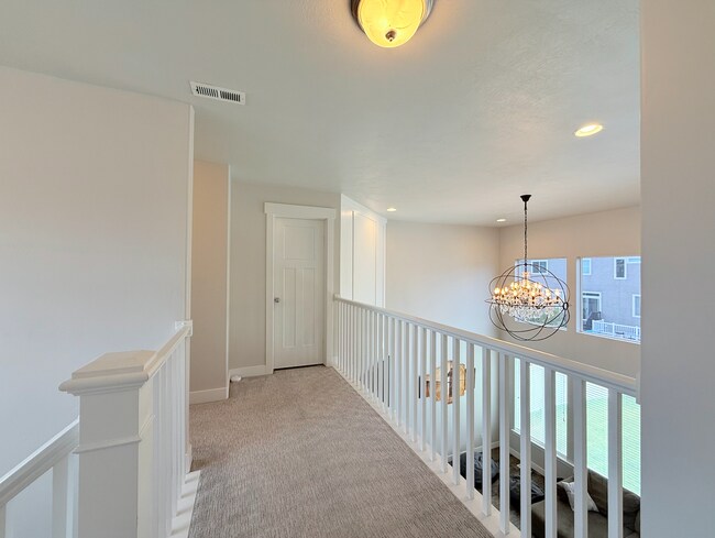Building Photo - VERY Spacious house in Vineyard!