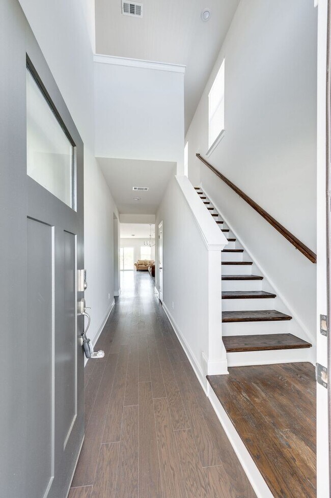 Building Photo - Awesome energy-efficient 4BE/2.5BA home in the Skyridge neighborhood!