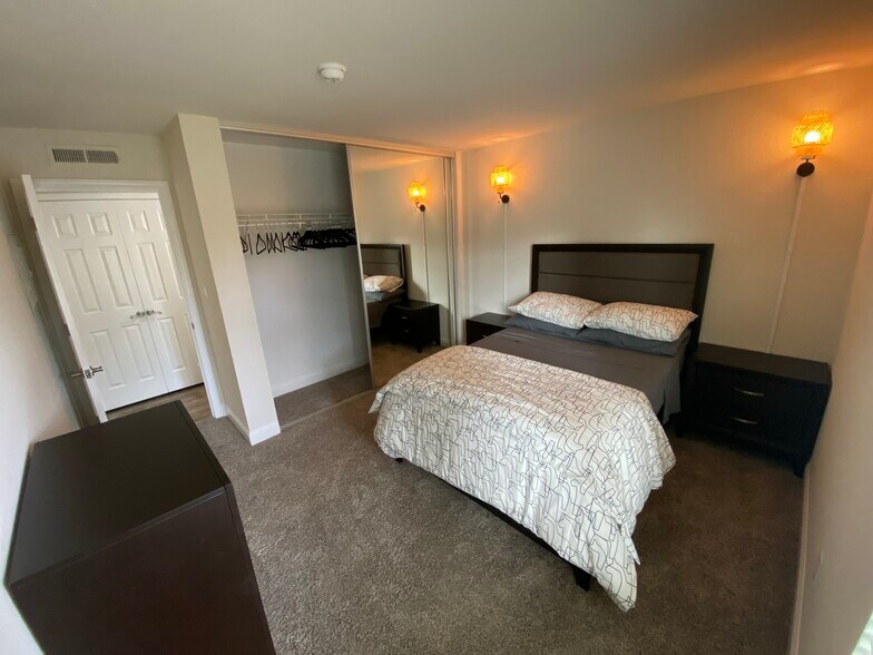 Building Photo - 2881 Huntington Blvd