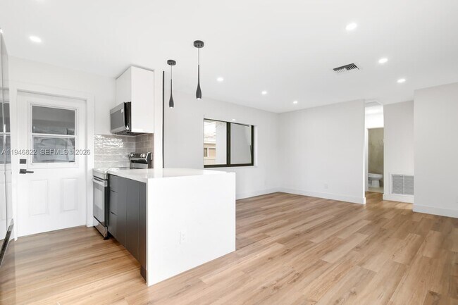 Building Photo - 1201 N 16th Ave