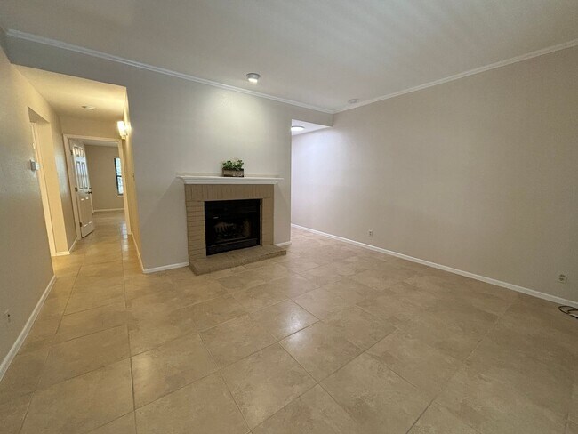 Building Photo - 10955 Wurzbach Rd