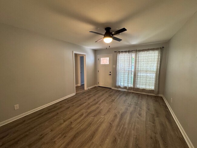 Building Photo - Beautifully Renovated 3 Bedrom