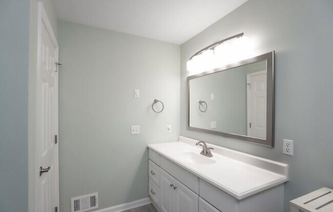 Building Photo - 1092 Shadowlawn Dr