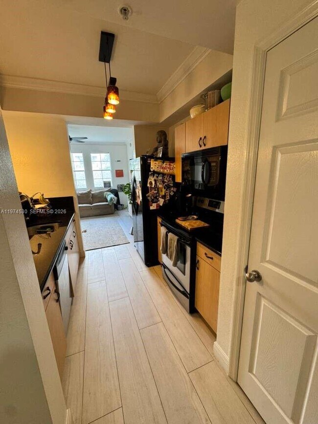 Building Photo - 533 NE 3rd Ave