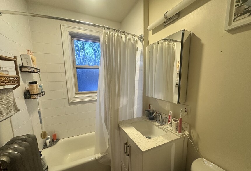 Building Photo - 31 Iroquois St