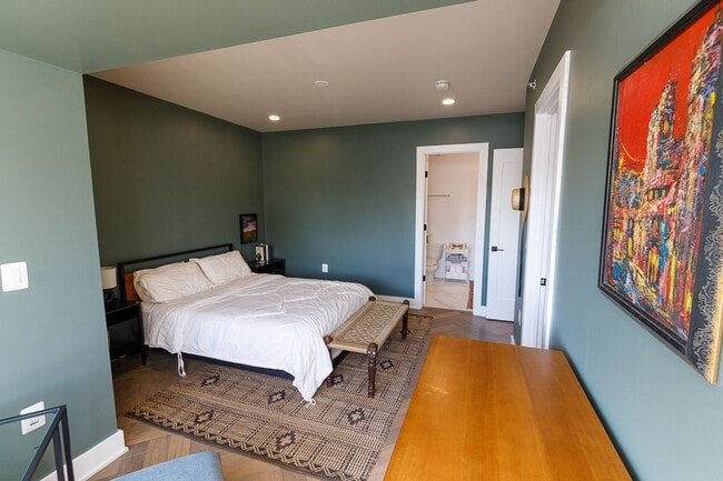 Building Photo - Newer Three Bed-Three Bath Townhouse Condo...