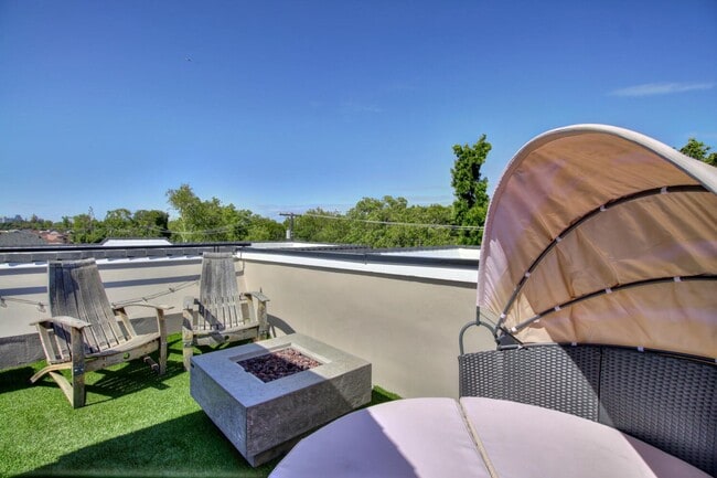 Building Photo - 4 Bed / 3.5 Bath | Crocker Village Brownst...