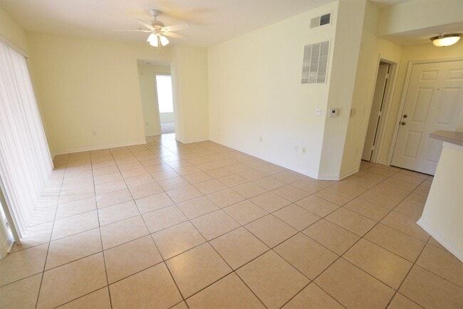 Building Photo - Resort-Style Living! Bright 1-Bedroom Cond...