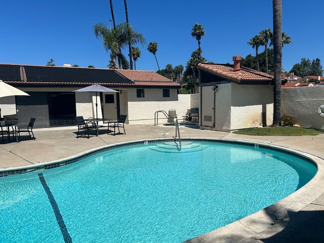 Building Photo - Spacious Newly Remodeled Townhome in Bonsa...