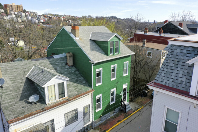 Building Photo - 1104 Brabec St