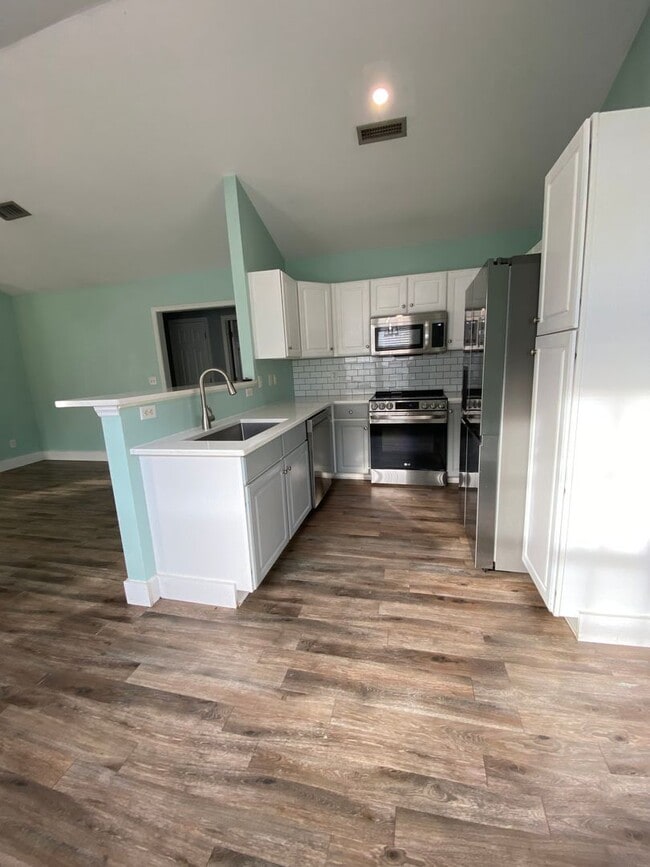 Building Photo - 3 bedroom, 2 bathroom Home in Hampstead