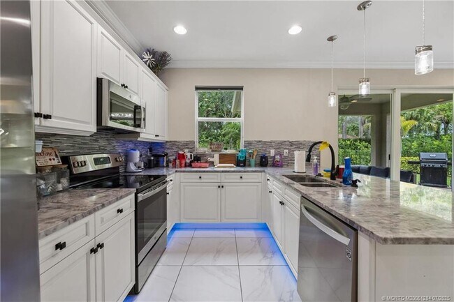 Building Photo - 1813 NW Cataluna Cir