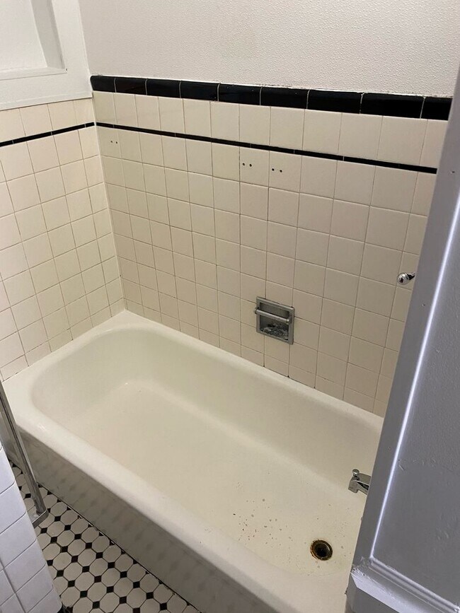 Building Photo - 664 Linden Ave