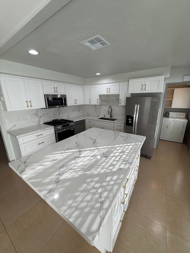 Building Photo - 3 Bedroom 2 Bathroom Granada Hills Home (Main House) Great Location!