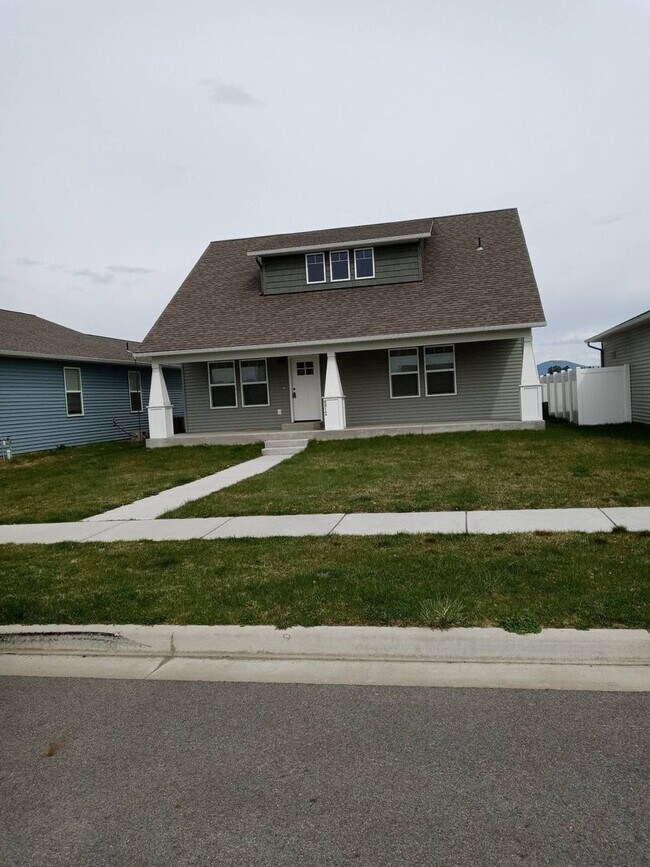 Building Photo - Beautiful Brand New Post Falls Home on the Prairie