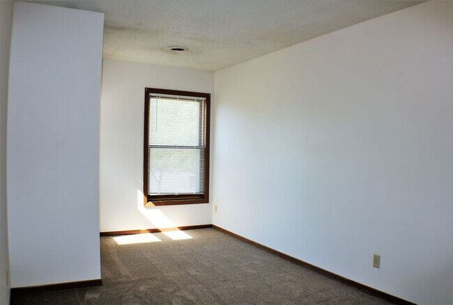 Building Photo - $1,195 | 2 Bedroom, 2 Bathroom Apartment |...