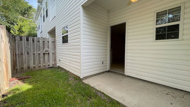 Building Photo - 2 Bedroom, 2.5 Bathrooms Townhome in the H...