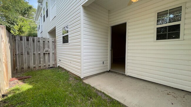 Building Photo - 2 Bedroom, 2.5 Bathrooms Townhome in the Heart of Savannah's Southside