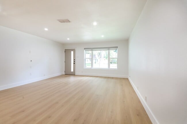Building Photo - 7412 Fenton Dr