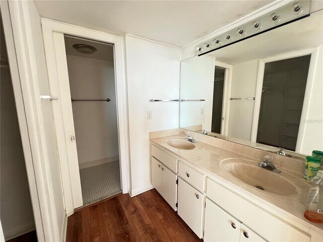 Building Photo - 2616 Cove Cay Dr