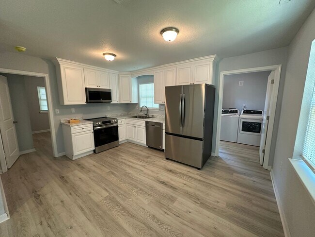 Building Photo - 2 Bed 2 Bath House