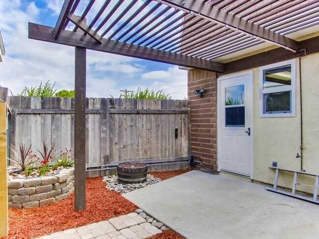 Building Photo - Awesome Townhome w/ 3 bedroom