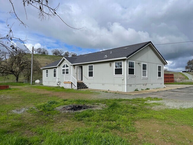Building Photo - Large Lot, Home and Shop
