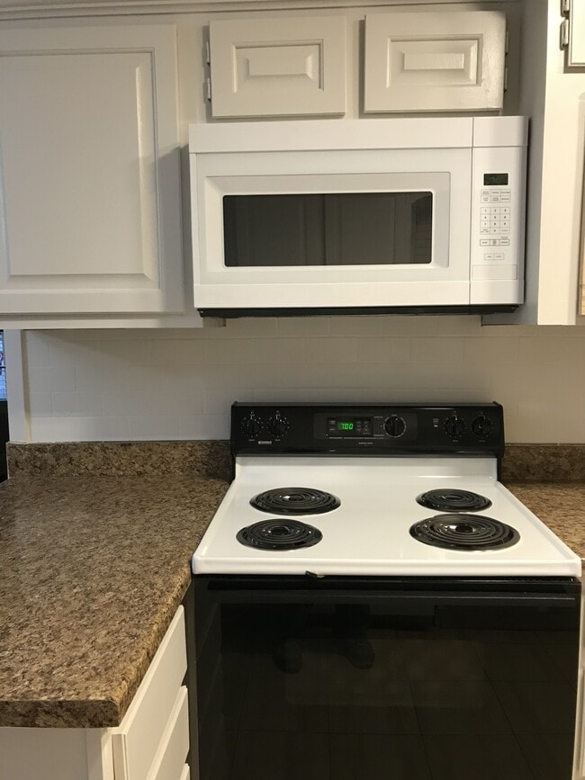 Building Photo - 906 Old Angleton Rd