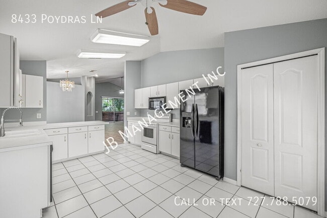 Building Photo - 8433 Poydras Ln
