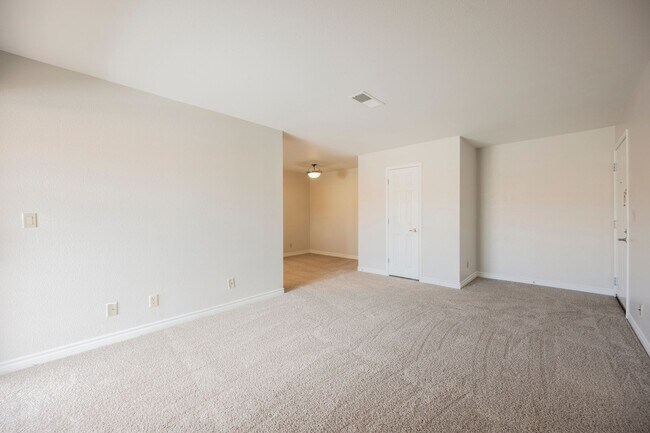 Building Photo - Beautiful 1 bedroom condo Resort style guard gated community