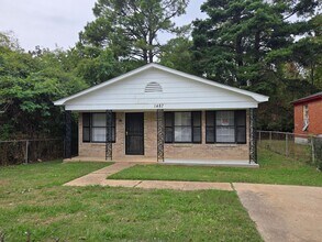 Building Photo - MOVE-IN SPECIAL 1/2 OFF 1ST MONTH'S RENT!!