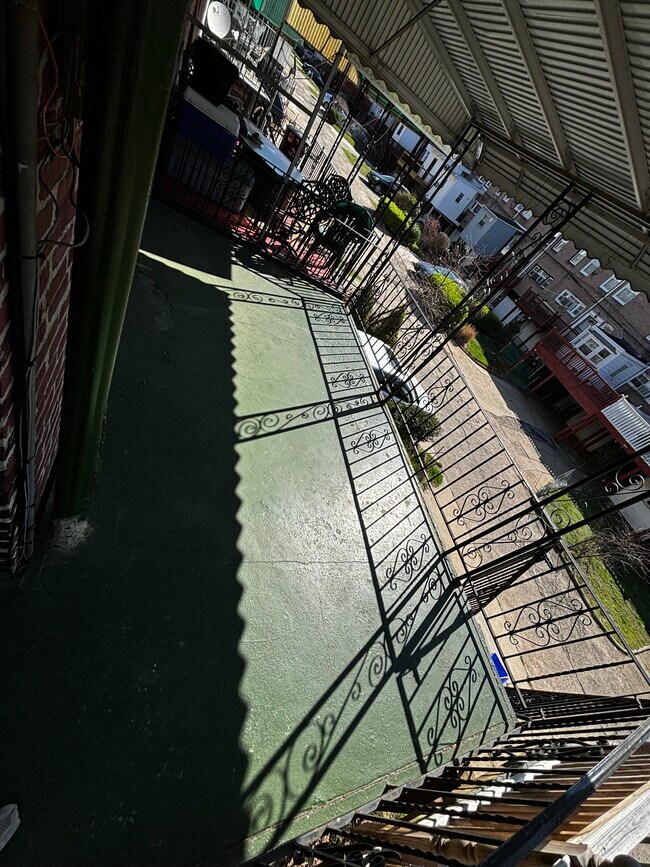 Rear deck - 5650 Woodcrest Ave