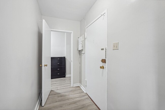 Building Photo - Spacious & Bright Studio at River Place