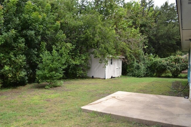Building Photo - 2500 Cherrylawn Dr