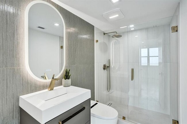 Building Photo - 209 N Fort Lauderdale Beach Blvd