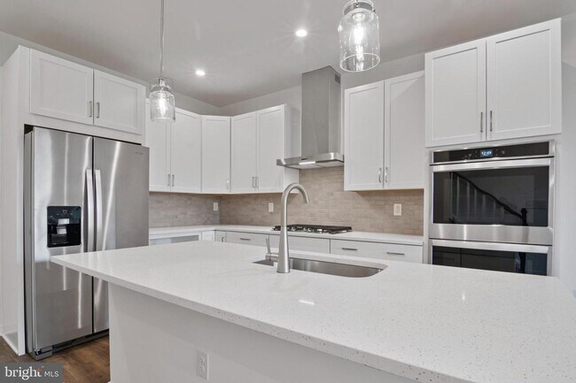 Building Photo - This stunning luxury 2-story condo has 3 beds & 2.5 baths with over 1500 sq ft of living space.