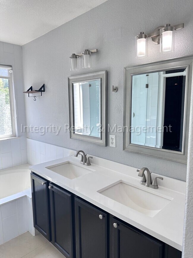 Building Photo - 10163 Foxridge Cir