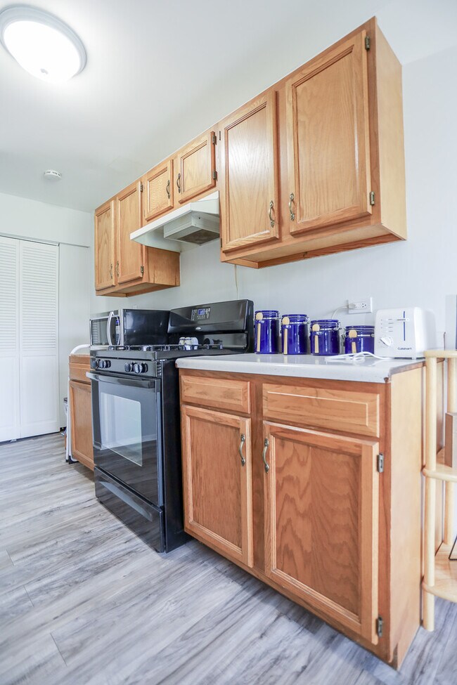 Building Photo - 542 N Carol Ln