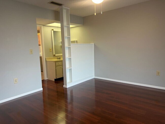 Building Photo - Lovely Lakefront Pinebrook South Home for Annual Rental