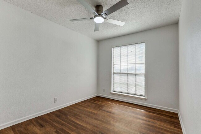 Building Photo - Beautiful two bed/1.5 bath in the heart of Alamo Heights