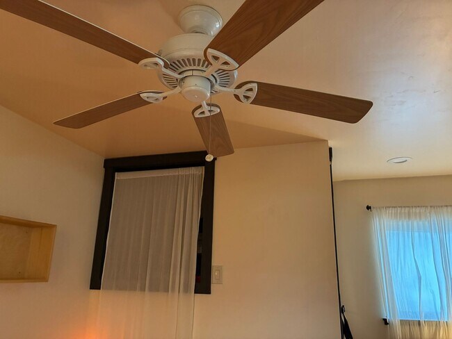 Building Photo - Charming and secluded Westside Bend apartment