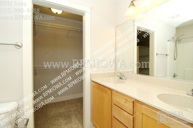 Building Photo - 3600 SE Glenstone Dr