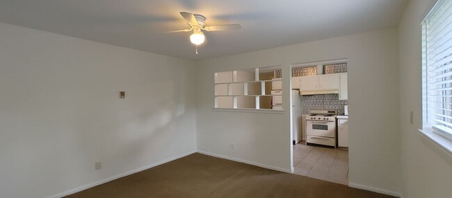 Building Photo - Duplex walking distance to UTC!