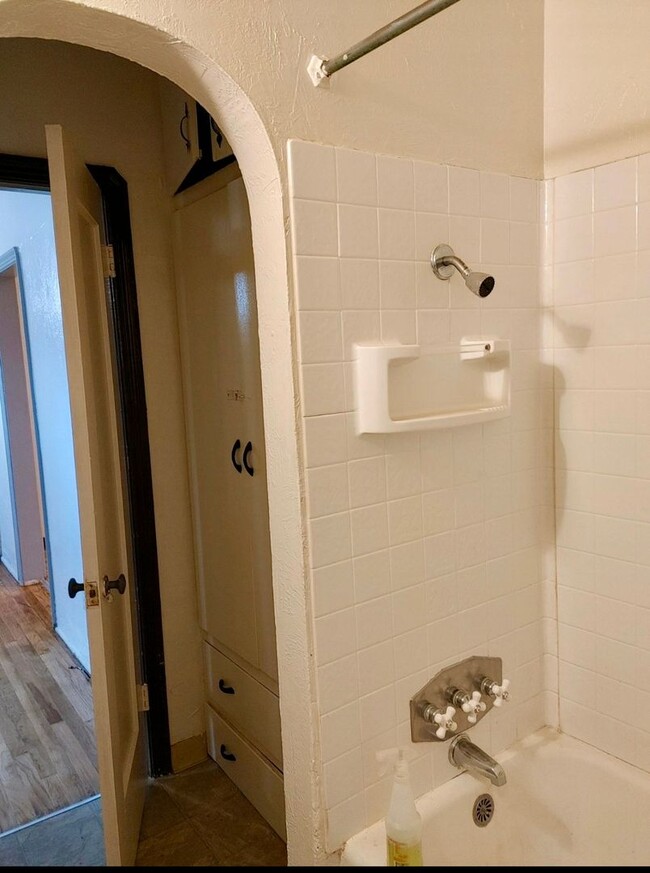 Building Photo - 1 Bedroom/1 Full Bath