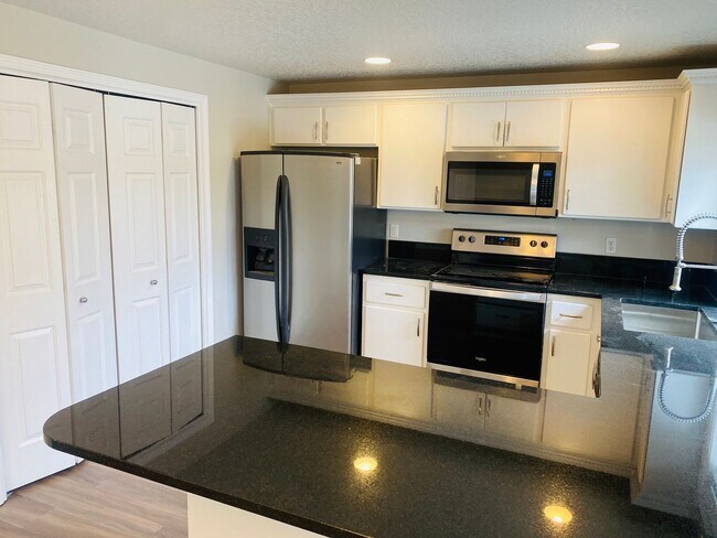 Building Photo - 812 Lark Dr