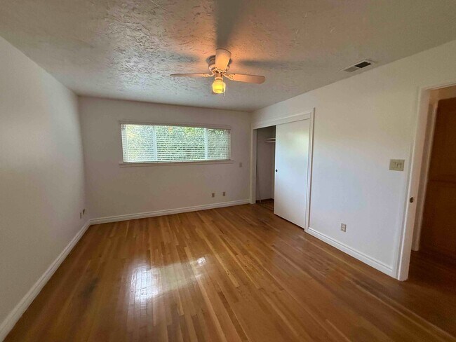 Building Photo - Great 3 Bedroom Walking Distance to American River