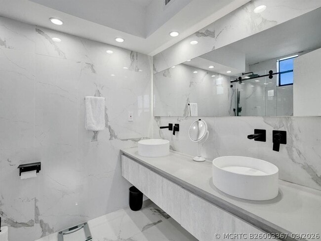 Building Photo - 2500 Parkview Dr