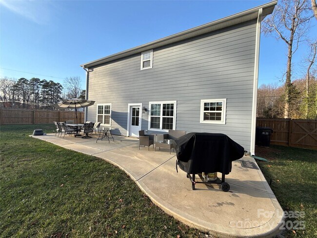 Building Photo - 5120 Lakeview Rd