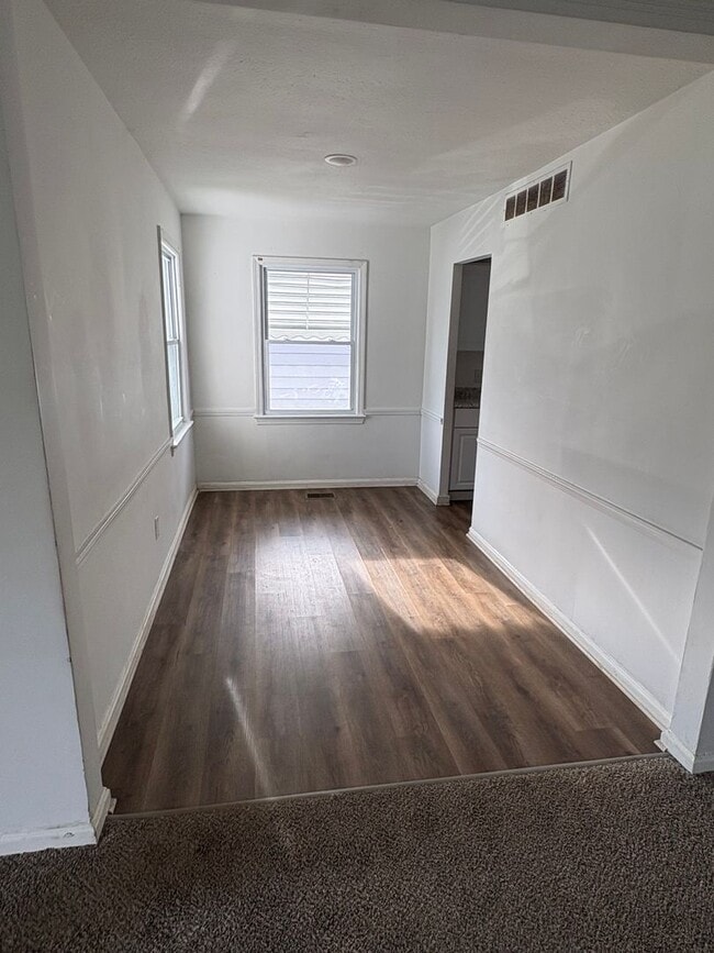 Building Photo - Lee/Harvard 3 Bedroom Single